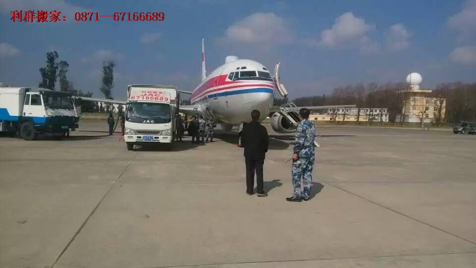 空(kōng)軍機(jī)場(chǎng)拉軍用(yòng)物(wù)資